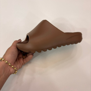 Chinelo Slide Nuvem Essential Marrom